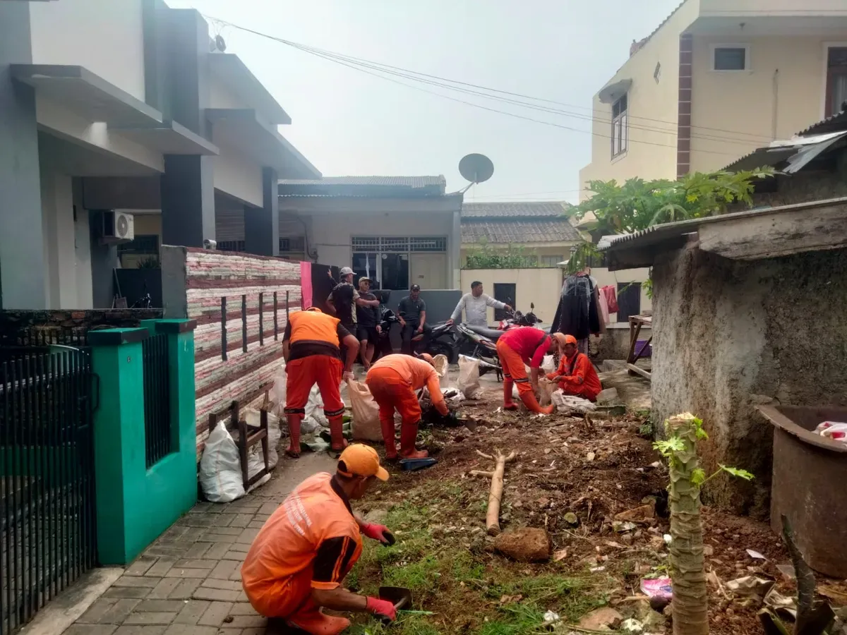 Pasukan oranye bersihkan puing sampah warga di Jalan M Jani RT 02 RW 03, Nomor 1 F, Petukangan Utara, Pesanggrahan, Jakarta Selatan. (Sumber: PPSU Jaksel)