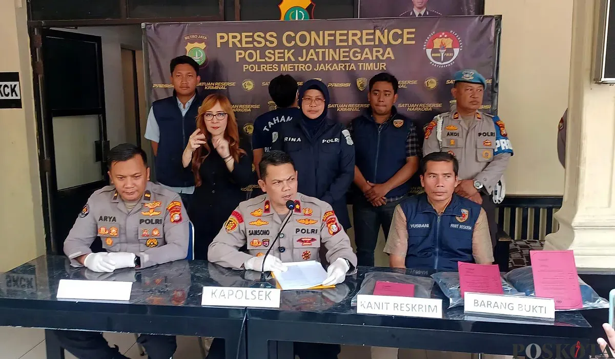 Kapolsek Jatinegara Kompol Samsono menyampaikan keterangan pers saat ekspose perkara penangkapan pelaku tawuran yang menewaskan satu orang. (Sumber: POSKOTA | Foto: Angga Pahlevi)