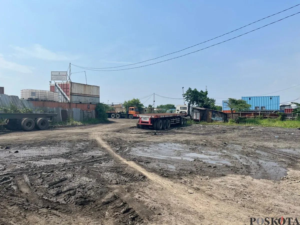 Sejumlah truk kontainer terparkir di kawasan Rawa Malang, Sabtu, 5 Juli 2025. Warga menyebut kendaraan berat ini sebagai penyebab rusaknya jalan arteri Kampung Rawa Malang, Jakarta Utara. (Sumber: Poskota/M. Tegar Jihad)