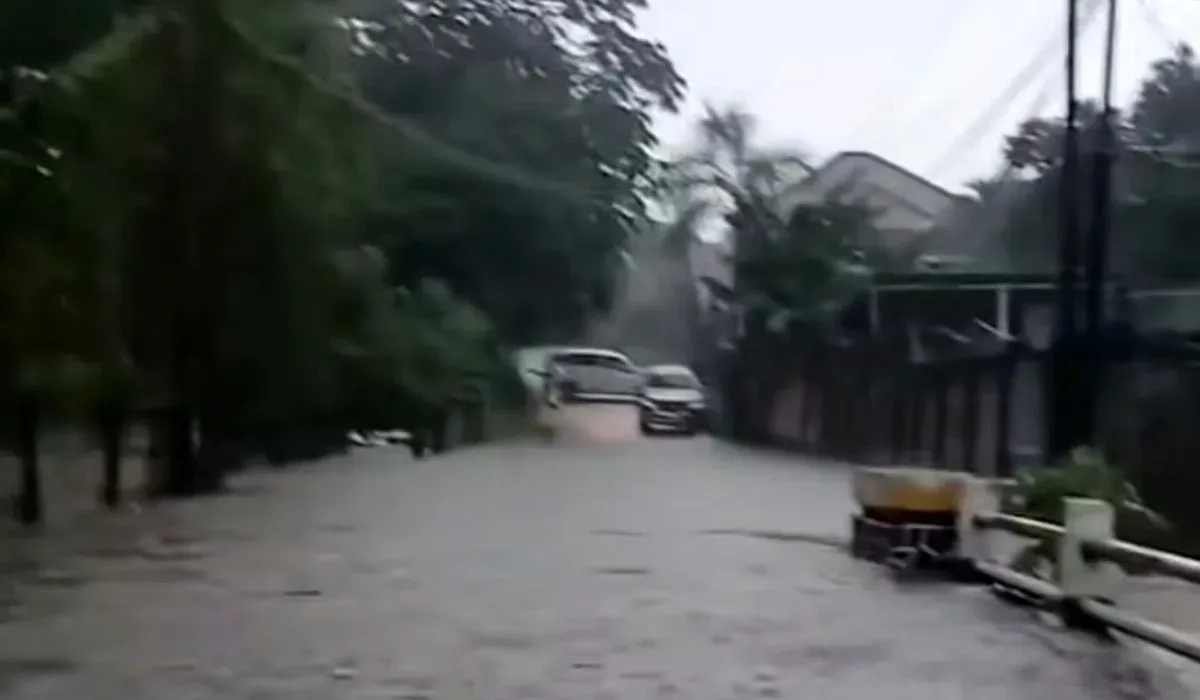 Tangkap layar video yang menunjukkan pengendara tidak dapat melintas akibat Jalan di Kampung Kalimanggis, Kota Depok, terendam banjir pada Minggu, 6 Juli 2025.