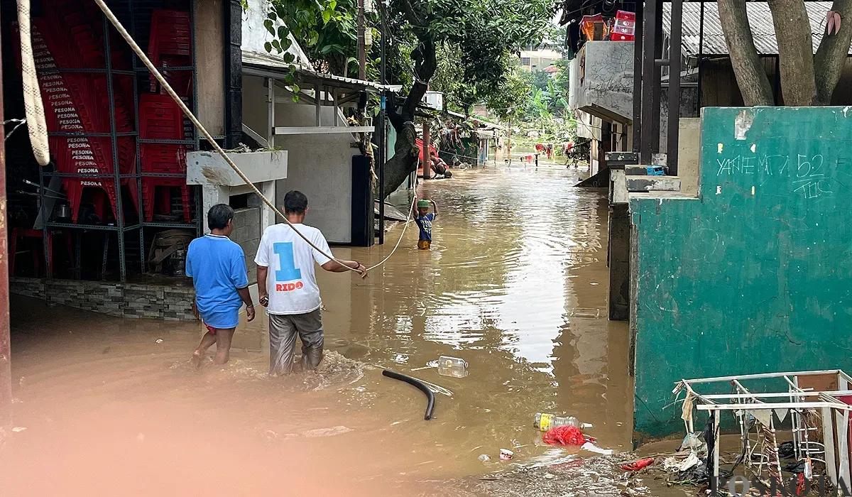 Warga RW 08 Kelurahan Pejaten Timur, Pasar Minggu, Jakarta Selatan, kebanjiran, Minggu, 6 Juli 2025. (Sumber: POSKOTA | Foto: Pandi Ramedhan)