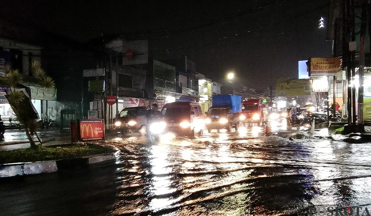 Kondisi banjir di Jalan Raya Lembang, Kabupaten Bandung Barat, Minggu 6 Juli 2025. (Sumber: POSKOTA | Foto: Gatot Poedji Utomo)