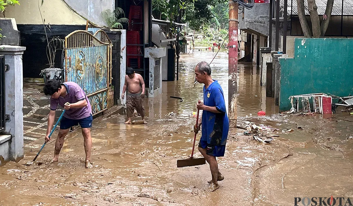 Warga RW 08 Kelurahan Pejaten Timur, Jakarta Selatan, gotong royong membersihkan lingkungan setelah banjir mulai surut pada Minggu, 6 Juli 2025. (Sumber: POSKOTA | Foto: Pandi Ramedhan)