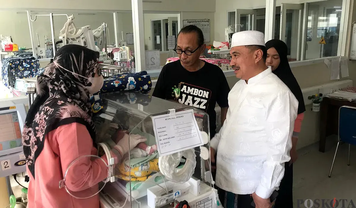 Wakil Wali Kota Bekasi, Abdul Harris Bobihoe, menjenguk bayi laki-laki yang diduga dibuang oleh orang tuanya di RSUD Kota Bekasi pada Minggu, 6 Juli 2025. (Sumber: POSKOTA | Foto: Nurpini Aulia Rapika)