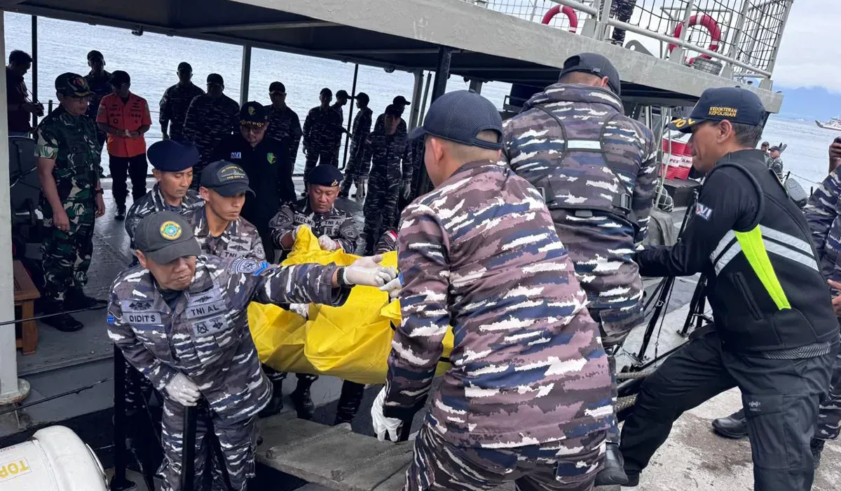 Evakuasi korban KMP Tunu Pratama Jaya yang tenggelam di Selat Bali pada Minggu, 6 Juli 2025. (Sumber: Dok TNI AL)