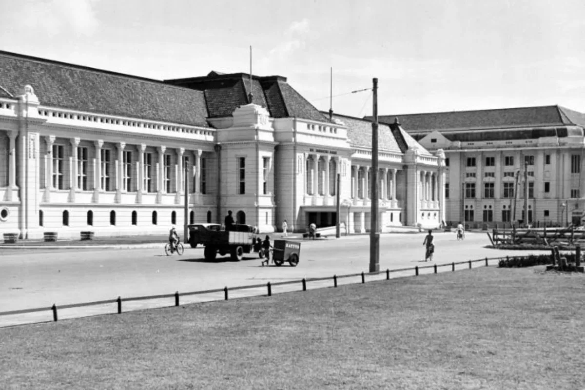 Kantor Bank Indonesia di Jakarta. Bank ini berlokasi di bekas kantor Javasche Bank, yang namanya masih menghiasi fasad depan. Javasche Bank dinasionalisasi pada awal tahun 1950-an dan berganti nama menjadi Bank Indonesia. (Sumber: Wikimedia Commons)