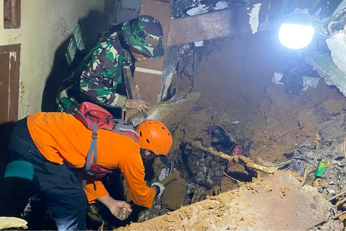 Proses evakuasi korban longsor di Megamendung, Kabupaten Bogor, Sabtu, 5 Juli 2025. (Sumber: Dok. BPBD Kabupaten Bogor)