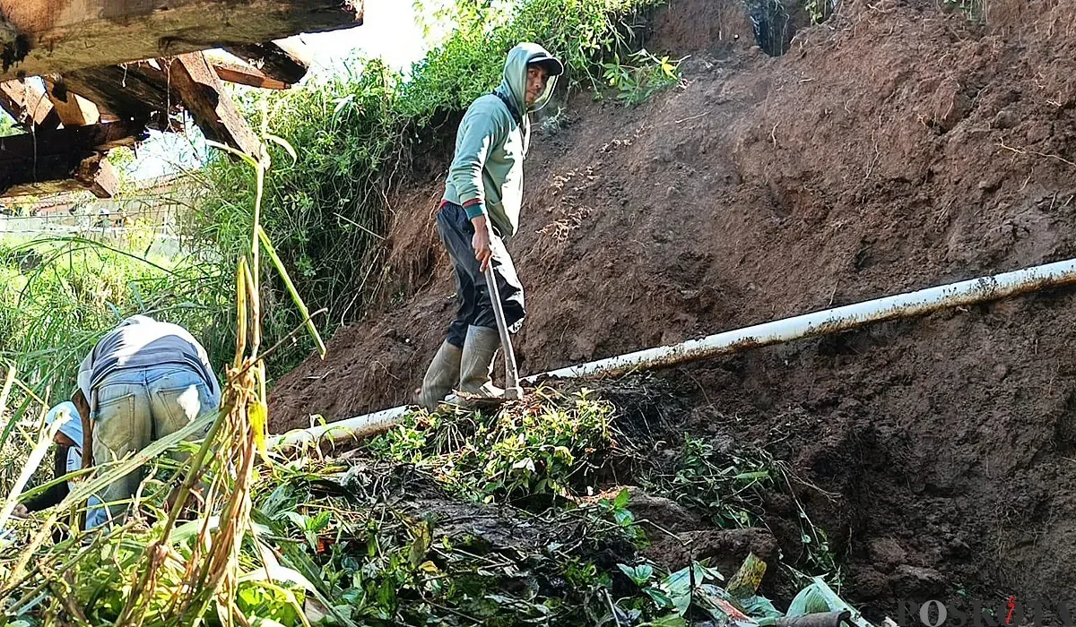 Warga gotong royong evakuasi tanah longsor di Kampung Cisalasih RT 01 RW 05 Desa Cikidang, Minggu 7 Juli 2025. (Sumber: POSKOTA | Foto: Gatot Poedji Utomo)