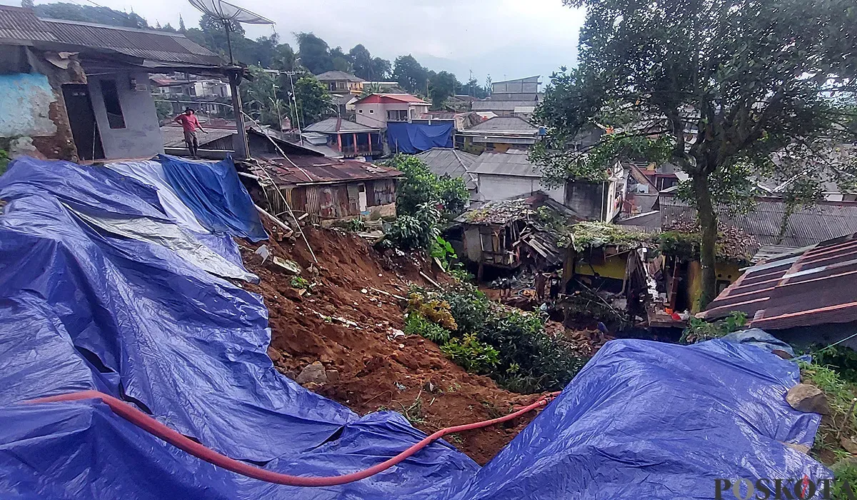 Kondisi permukiman warga di Desa Megamendung, Kabupaten Bogor, Minggu, 6 Juli 2025, pascalongsor yang terjadi usai hujan deras mengguyur kemarin. (Sumber: POSKOTA | Foto: Sekar Putri Andini)