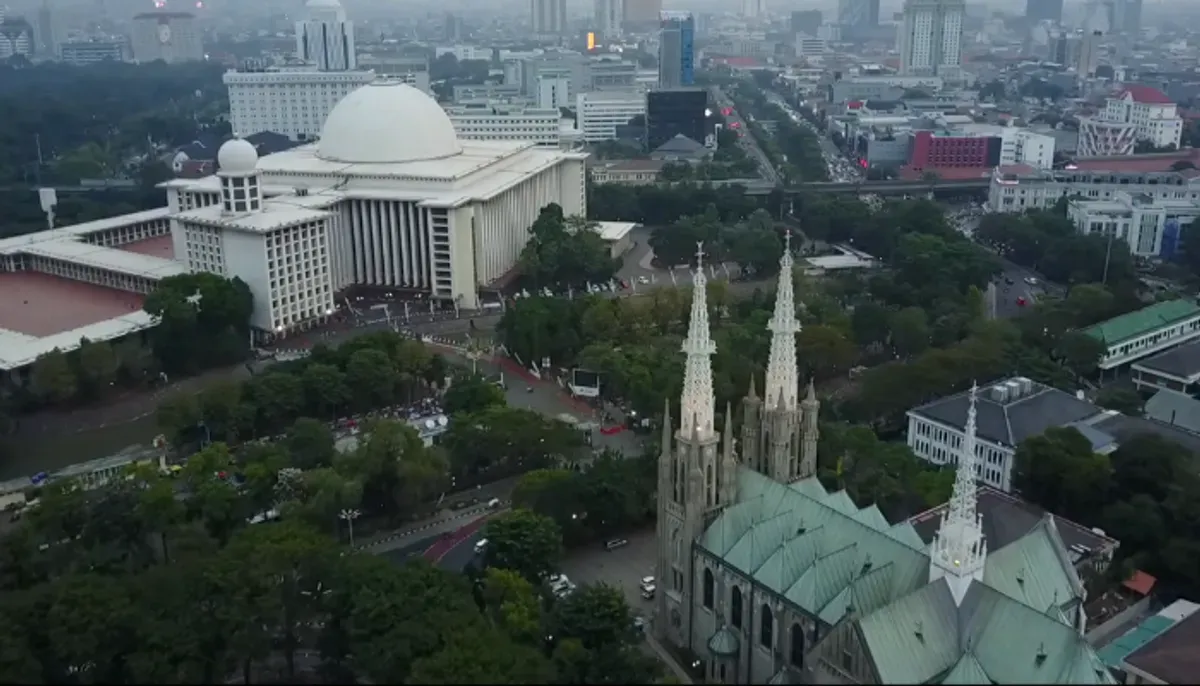 Masjid Istiqlal yang berhadapan dengan Gereja Katedral, inilah potret keindahan keberagaman Indonesia yang patut dilestarikan. (Sumber: YouTube/KakAndre Channel)