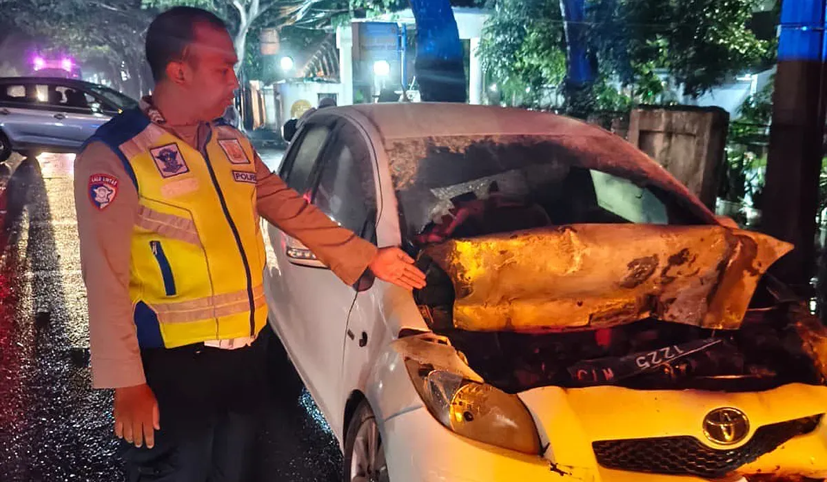 Kondisi mobil Toyota Yaris berwarna putih yang terlibat dalam insiden kecelakaan di Jalan Ir H Juanda, Ciputat Timur, Tangsel, pada Minggu, 6 Juli 2025 dini hari. (Sumber: Dok Polsek Ciputat Timur)