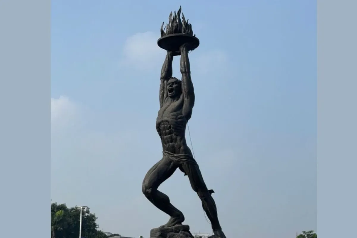 Patung pemuda membangun (Sumber: Pinterest/Fascha Aryasa)