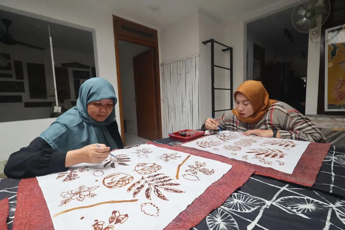 Proses kreatif membatik oleh penyintas kanker dan difabel di Rumah Batik Palbatu. Dengan sentuhan inklusif, Rumah Batik Palbatu tumbuh sebagai ruang aman, kreatif, dan produktif bagi komunitas rentan. (Sumber: Dok. PLN UID Jakarta Raya)
