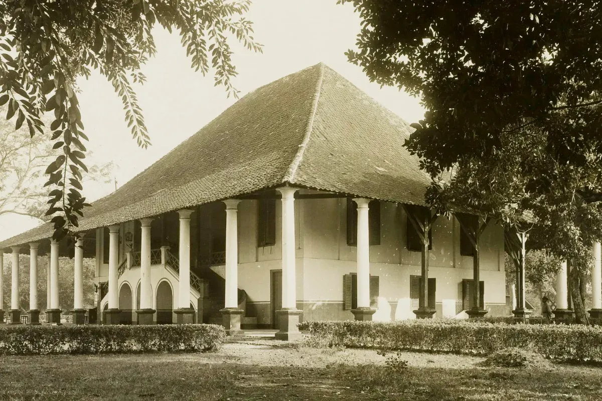 Potret Landhuis Lebak Sirih atau dikenal dengan Rumah Besar Cililitan pada tahun 1930 yang berlokasi di Kramatjati, Jakarta Timur. (Sumber: Sejarah Jakarta)
