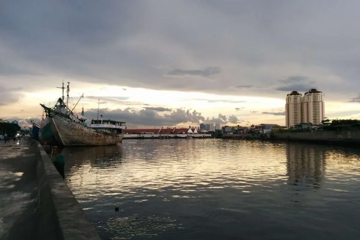Pemandangan pelabuhan Sunda Kelapa dengan latar belakang perahu dan bangunan tradisional, Jakarta (Sumber: PICRYL)