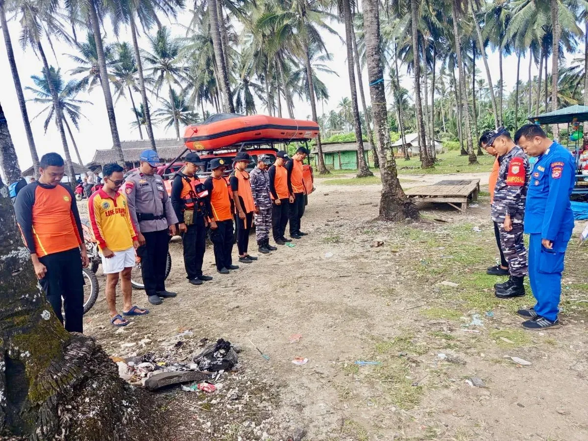 Tim SAR Gabungan saat melakukan persiapan pencarian korban terseret ombak di Pantai Karang Seke, Binuangen, Lebak. (Sumber: Balawista Lebak)