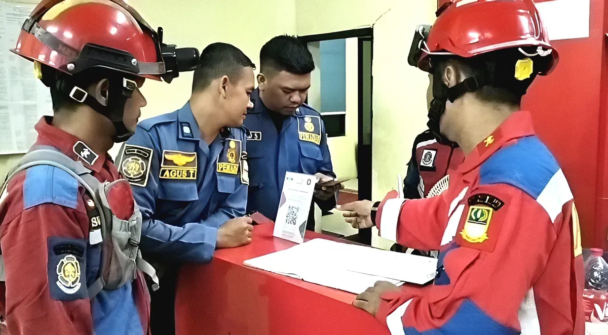 Sejumlah petugas Damkar di Kabupaten Bekasi tengah memeriksa ulang modus DC pinjol berkedok laporan penemuan ular di kawasan Desa Burangkeng, Kecamatan Setu, Kabupaten Bekasi, Senin, 7 Juli 2025. (Sumber: Istimewa)