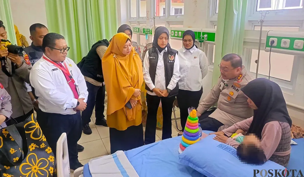 Kapolres Purwakarta AKBP Lilik Ardiansyah menjenguk balita korban penyiksaan keji ayah kandungnya yang dirawat di RSUD Bayu Asih. (Sumber: POSKOTA | Foto: Dadan Sukmana)