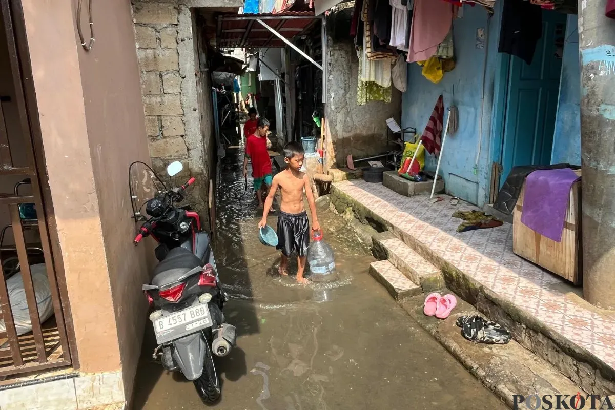 Warga RW 05 Kelurahan Kedoya Selatan, Kebon Jeruk, Jakarta Barat, bersih-bersih rumah pasca dilanda banjir, Senin, 7 Juli 2025. (Sumber: Poskota/Pandi Ramedhan)