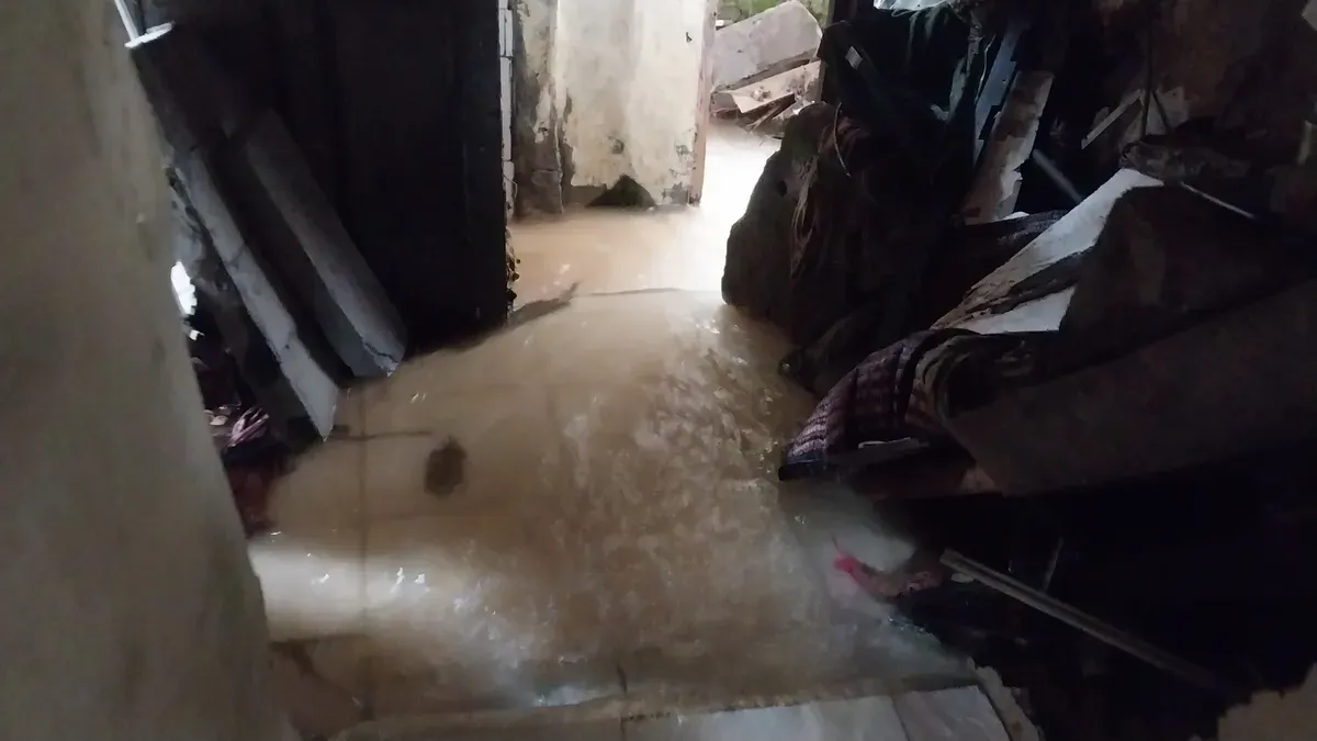 Kondisi salah satu rumah warga di Kampung Rawa Sedek, Megamendung, Kabupaten Bogor, yang masih tergenang air dan lumpur usai banjir akibat longsor pada Sabtu, 5 Juli 2025. (Sumber: Istimewa)