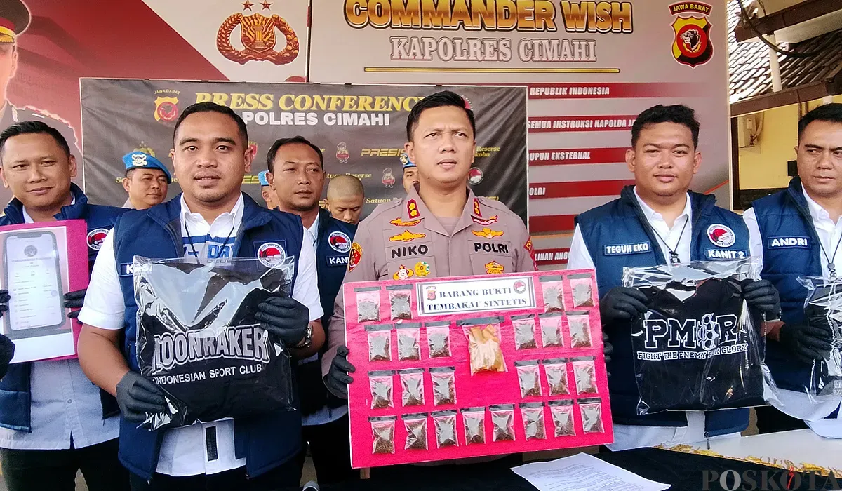 Kapolres Cimahi AKBP Niko Nurullah Adi Putra (tengah) menunjukan barang bukti narkotika jenis tembakau sintetis, Senin 7 Juli 2025. (Sumber: POSKOTA | Foto: Gatot Poedji Utomo)