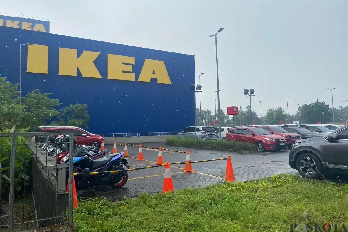 Parkiran IKEA Alam Sutera, Kota Tangerang, sempat dialihkan ke lahan samping gedung, Senin, 7 Juli 2025. (Sumber: Poskota/Primayanti Juli Kumala Manalu)
