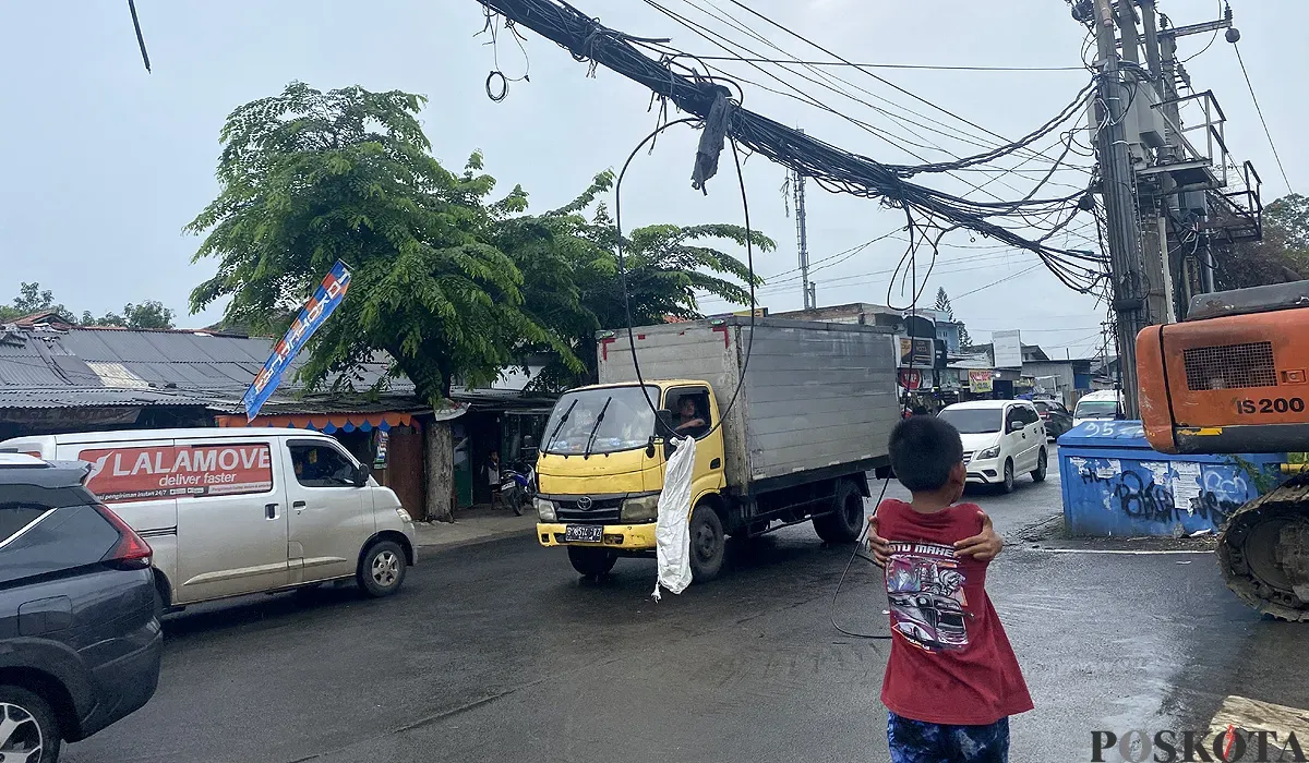 Kondisi kabel semrawut hingga menjulur ke ruas Jalan Haji Mansyur, Kelurahan Gondrong, Kecamatan Cipondoh, Kota Tangerang pada Senin, 7 Juli 2025. (Sumber: POSKOTA | Foto: Primayanti)