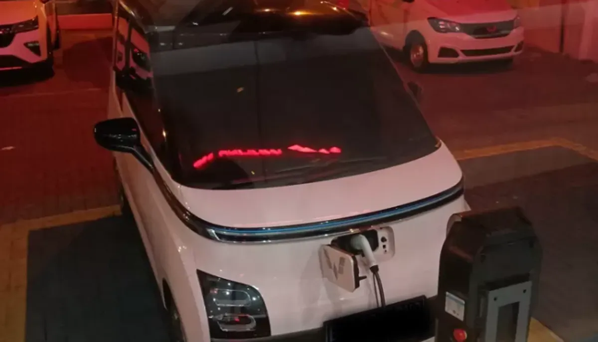 Kebakaran Wuling Air EV di Bandung bukan karena baterai, ini hasil investigasi resmi. Pabrikan fokus selidiki area kap depan sebagai sumber api pertama yang terlihat. (Sumber: X/@SilangitEdward)