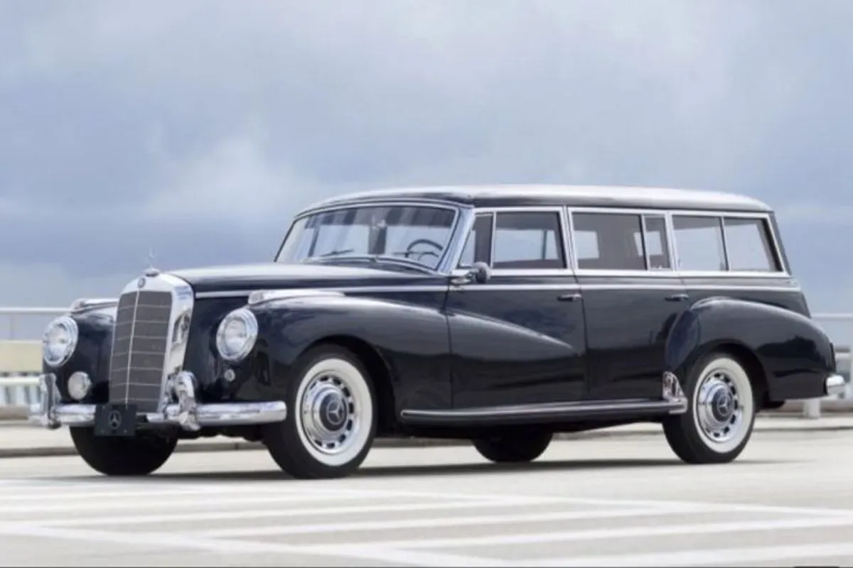 Mercedes-Benz 300C (Sumber: Pinterest)