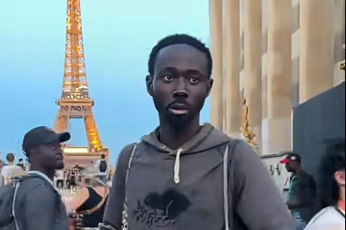 Seorang penjual souvenir Menara Eiffel di Paris bernama Muktar fasih berbahasa Indonesia. (Sumber: TikTok/@rifani665)
