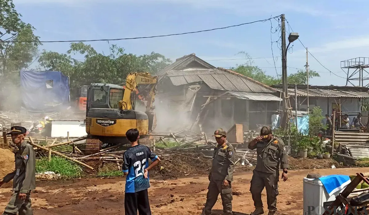 Bangunan di atas lahan yang disengketakan oleh pihak yang mengaku ahli waris dibongkar oleh petugas dari Satpol PP dibantu instansi terkait. (Sumber: POSKOTA | Foto: Angga Pahlevi)