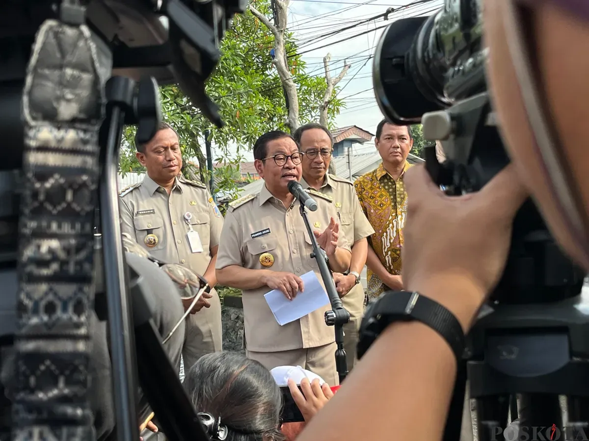 Gubernur Jakarta Pramono Anung saat menyampaikan pernyataan terkait banjir kepada awak media di Kali Irigasi Bekasi Tengah, Cakung, Jakarta Timur, pada Senin, 7 Juli 2025. (Sumber: Poskota/M. Tegar Jihad)