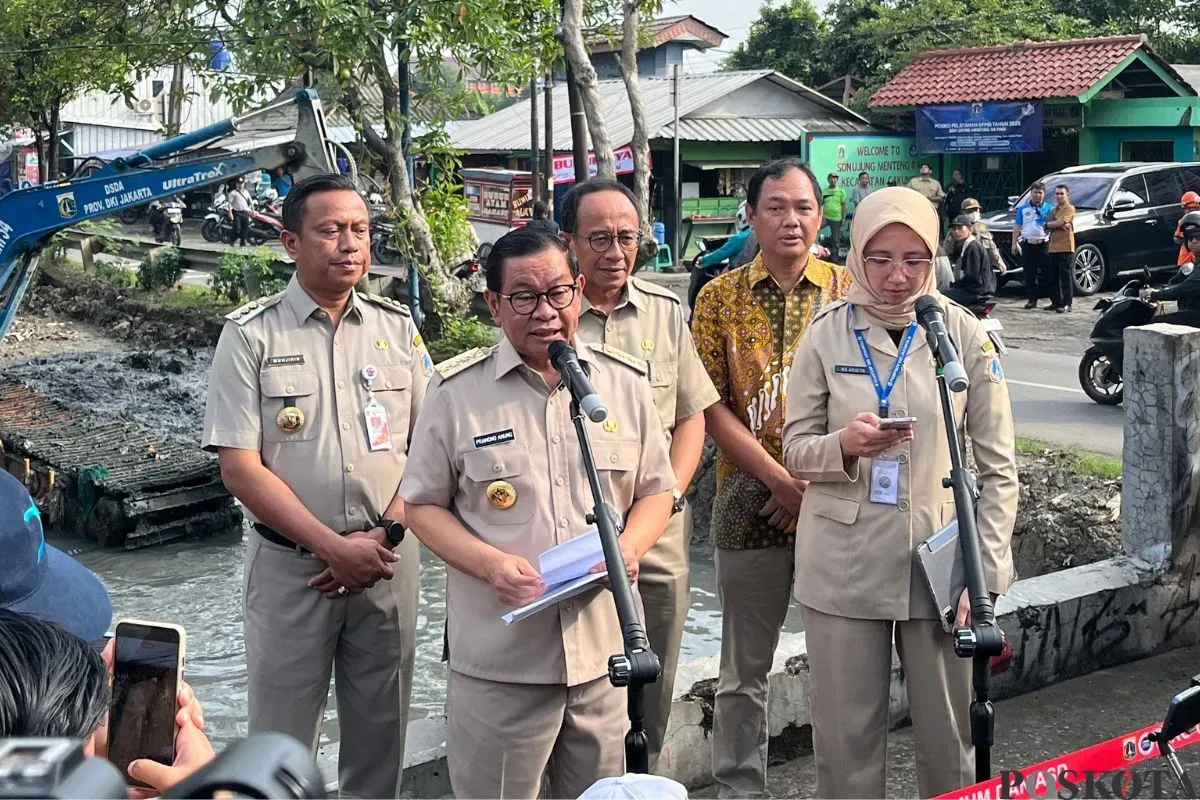 Gubernur Jakarta, Pramono Anung saat meninjau Kalo Irigasi Bekasi Tengah, Cakung, Jakarta Timur, Senin, 7 Juli 2025. (Sumber: Poskota/M. Tegar Jihad)