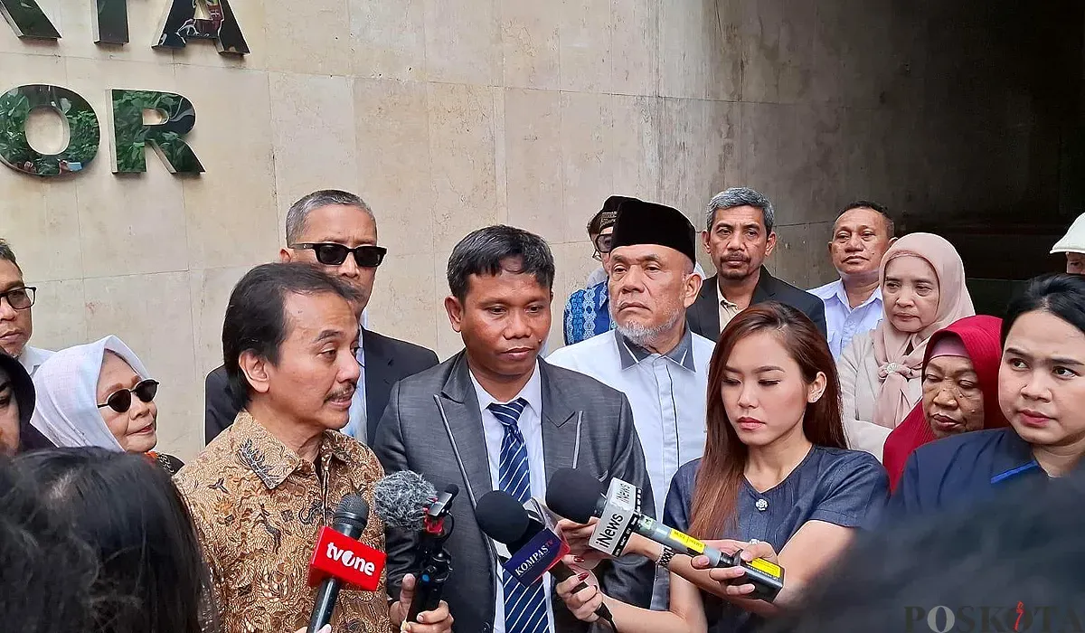 Pakar telematika Roy Suryo dan Rismon Hasiholan Sianipar, terlapor kasus tudingan ijazah palsu Jokowi diperiksa di Polda Metro Jaya, Senin 7 Juli 2025. (Sumber: POSKOTA | Foto: Pandi Ramedhan)