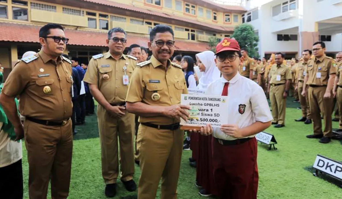 Pemerintah Kota Tangerang Lepas 15 Siswa Menuju Program Sekolah Rakyat di Plaza Puspemkot Tangerang pada Senin, 7 Juli 2025. (Sumber: Humas Pemkot Tangerang)