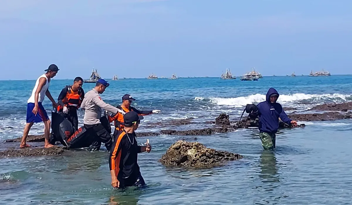 Tim SAR gabungan saat mengevakuasi korban terseret ombak di Pantai Karang Seke, Binuangeun, Lebak. (Sumber: Dok Balawista Lebak)