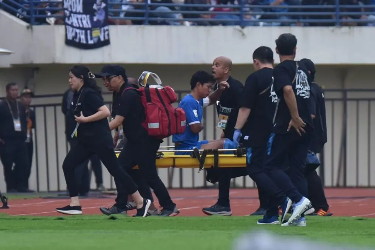Petaka Piala Presiden 2025, Ahmad Jufriyanto alami cedera patah tulang rusuk usai berbenturan dengan pemain Port FC, Brayan Vargas. (Sumber: persib.co.id)