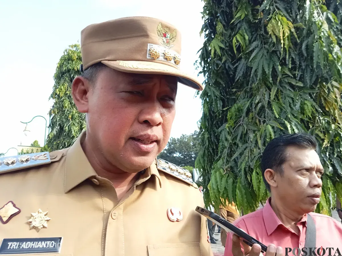 Wali Kota Bekasi, Tri Adhianto, mengatakan dirinya telah menghubungi BNPB untuk meminta rekayasa cuaca demi mencegah hujan susulan di wilayah Bogor yang menjadi hulu aliran Kali Bekasi, Senin, 7 Juli 2025. (Sumber: Poskota/Nurpini Aulia Rapika)