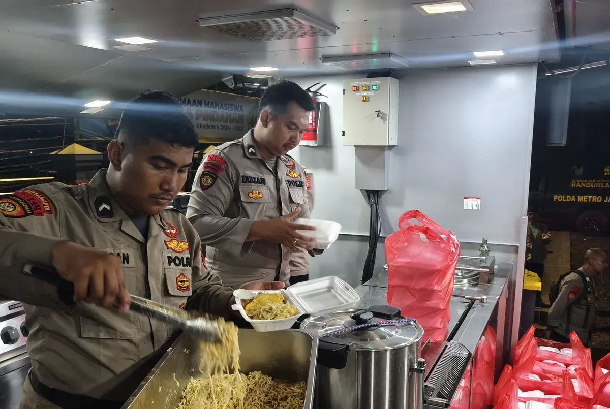 Anggota Pammat Dit Samapta Polda Metro Jaya menyiapkan makanan untuk dibagikan kepada para korban banjir di Cipinang Melayu, Jakarta Timur, Senin, 7 Juli 2025, malam. (Sumber: Polda Metro Jaya)