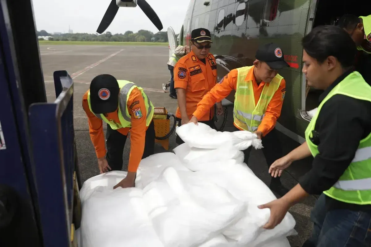 Kegiatan Operasi Modifikasi Cuaca (OMC) oleh Badan Penanggulangan Bencana Daerah (BPBD) Jakarta. (Sumber: Kominfotik BPBD Jakarta)