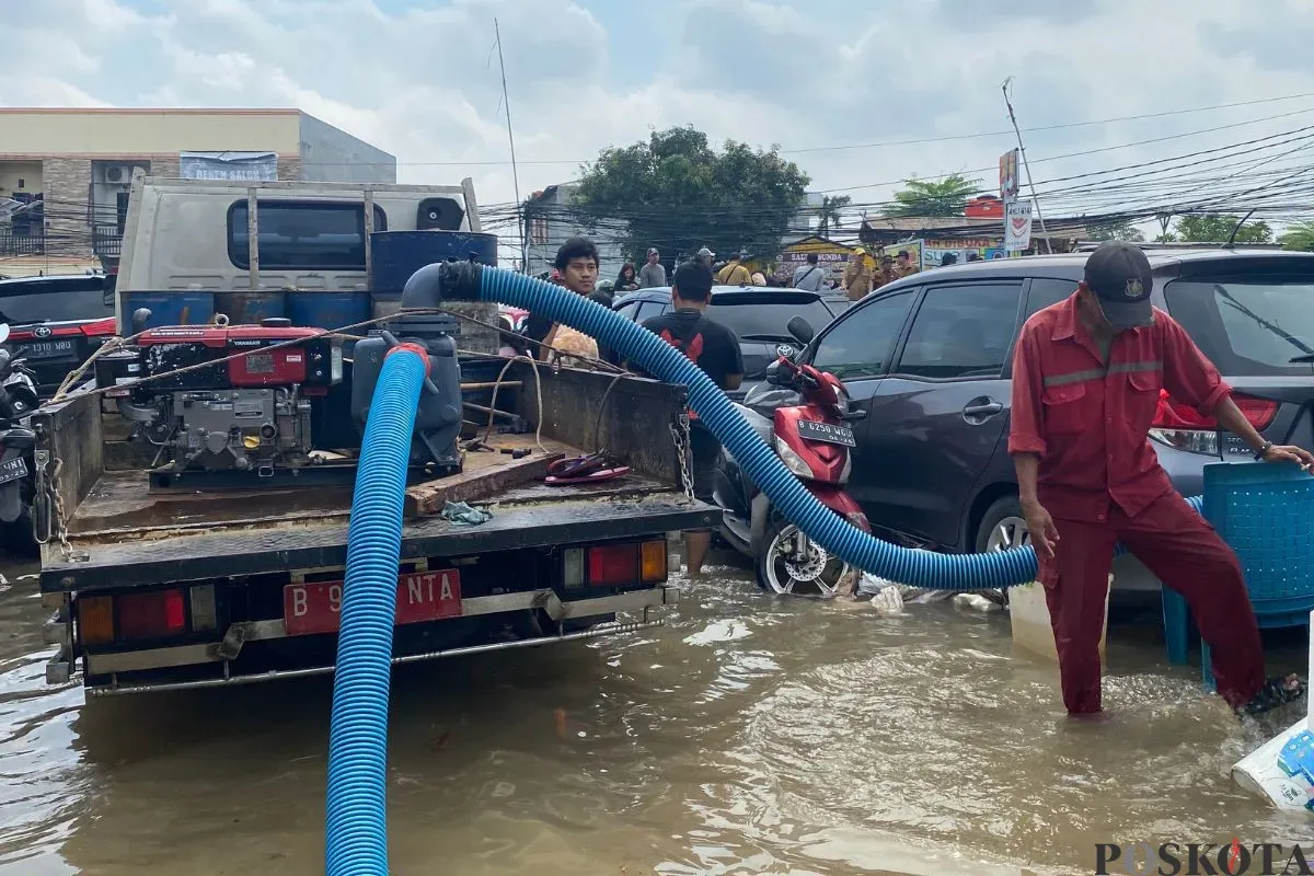 Banjir di Perumahan Pondok Maharta, Kelurahan Pondok Kacang Timur, Kecamatan Pondok Aren, Kota Tangerang Selatan (Tangsel), Selasa, 8 Juli 2025. (Sumber: Poskota/Primayanti Juli Kumala Manalu)
