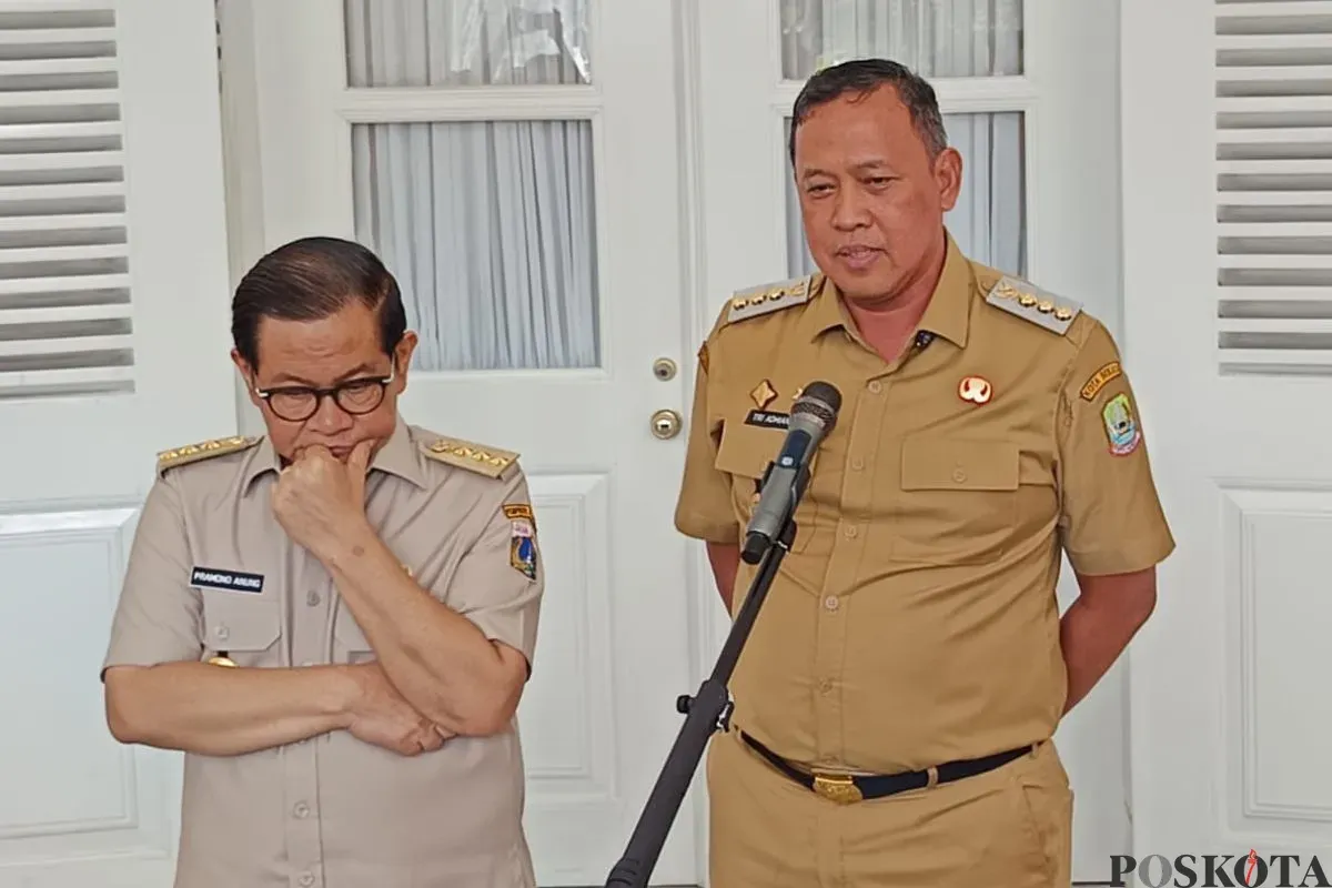 Wali Kota Bekasi, Tri Adhianto saat menyampaikan pernyataan kepada awak media didampingi Gubernur Jakarta, Pramono Anung di Balai Kota Jakarta, Selasa, 8 Juli 2025. (Sumber: Poskota/M. Tegar Jihad)