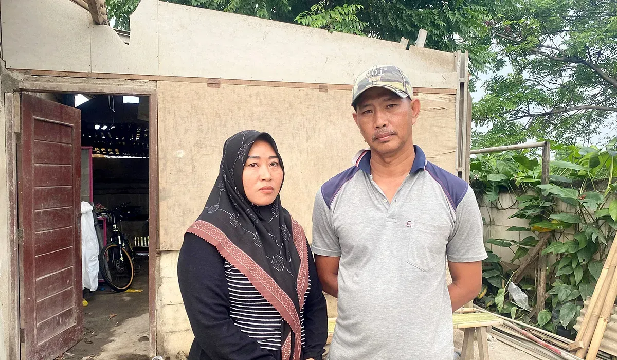 Nasrulloh dan Dahromi, pasangan suami istri yang tempat tinggalnya akan dibongkar di Kampung Pulo Timaha, Kecamatan Babelan, Kabupaten Bekasi. (Sumber: Istimewa)