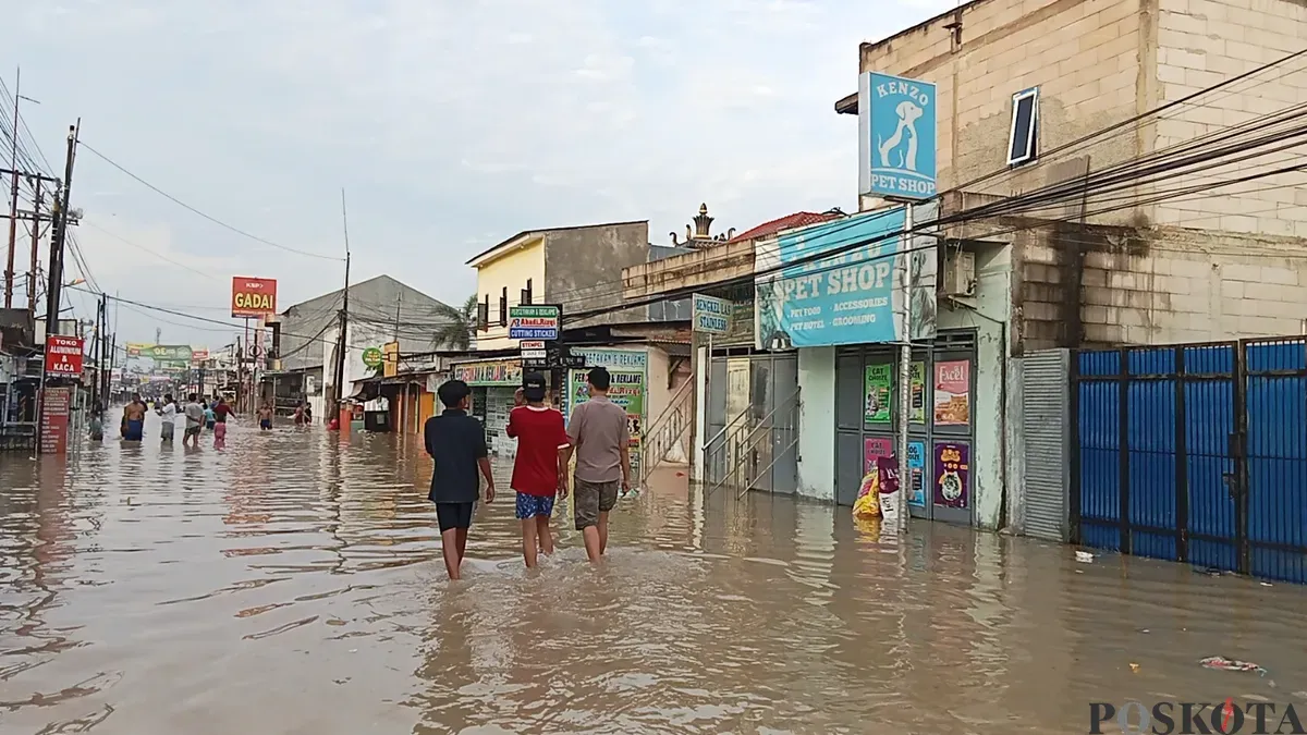 Jalan Raya Pisangan, Desa Satria Mekar, Kecamatan Tambun Utara, Kabupaten Bekasi, lumpuh total usai terendam banjir setinggi 50 sentimeter, Selasa, 8 Juli 2025. (Sumber: Poskota/Nurpini Aulia Rapika)