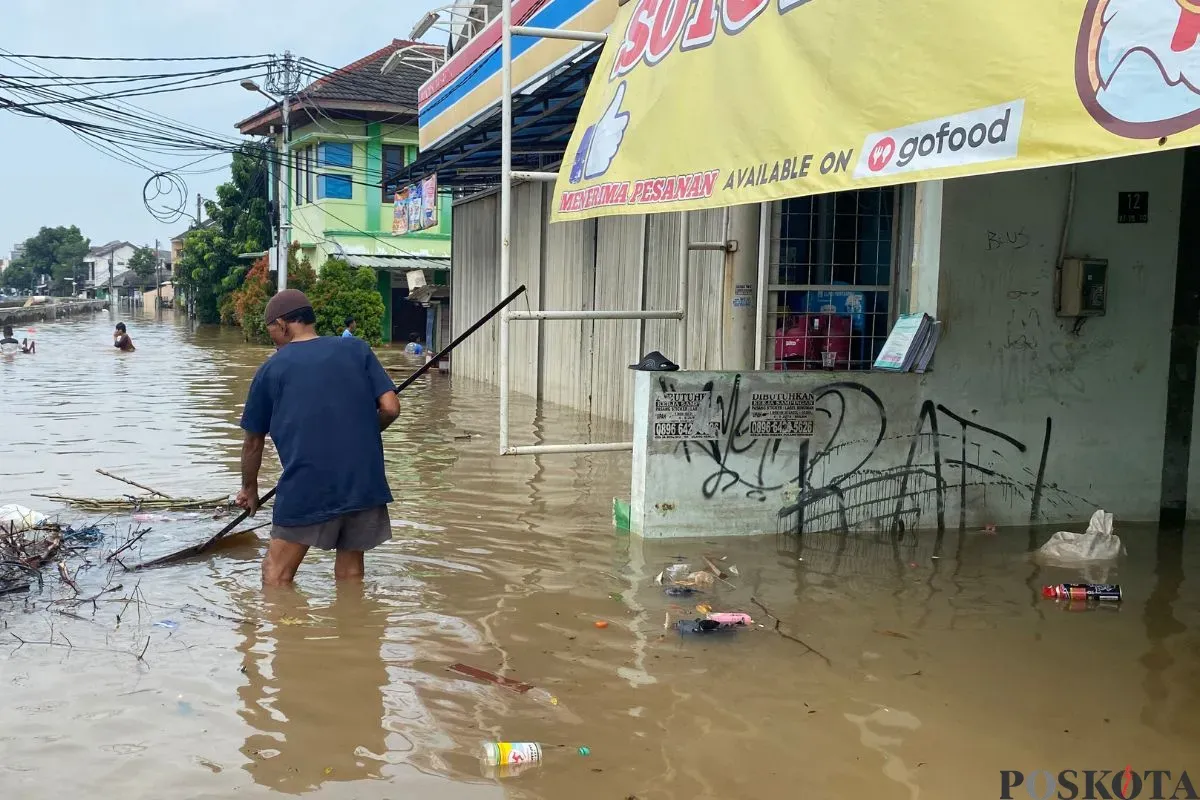 Situasi banjir di Perum Pondok Maharta, Kelurahan Pondok Kacang Timur, Kecamatan Pondok Aren, Kota Tangerang Selatan (Tangsel), Selasa, 8 Juli 2025. (Sumber: Poskota/Primayanti Juli Kumala Manalu)