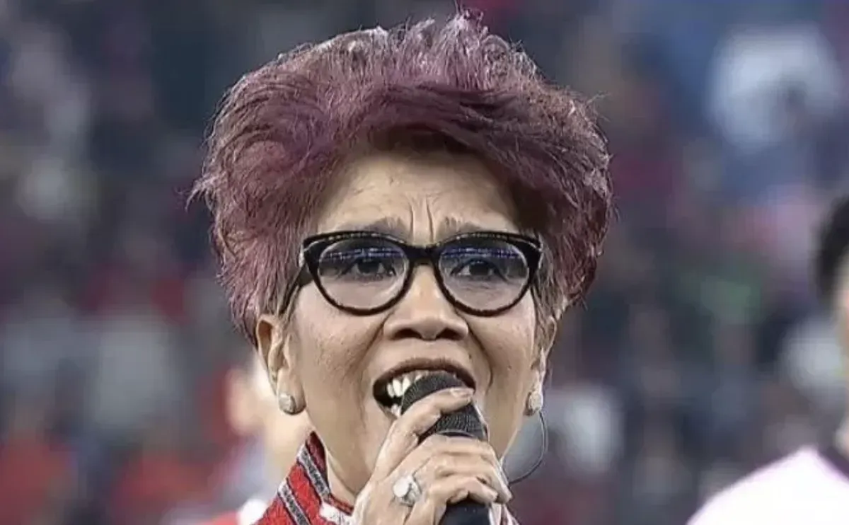 Rita Butar Butar saat menyanyikan Indonesia Raya pada pembukaan Piala Presiden 2025 di Stadion GBK, Jakarta, 6 Juli 2025. (Sumber: Tiktok/@angelsimanjuntak12)