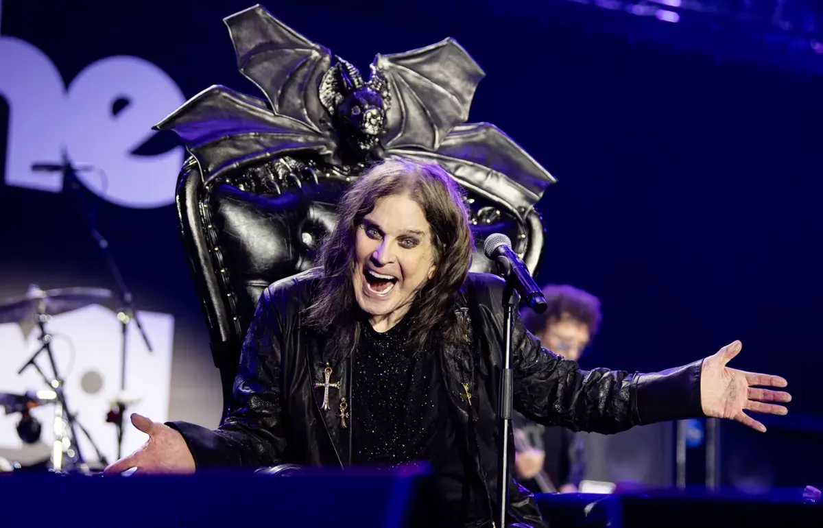 Ozzy Osbourne tampil penuh semangat dalam konser terakhirnya meski kondisi fisik menurun akibat Parkinson. (Sumber: Instagram/@ozzyosbourne)