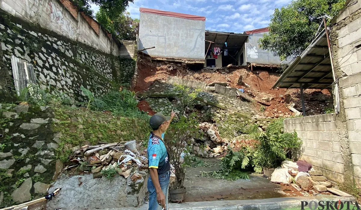 Kondisi tembok turap yang longsor di Perumahan Puri Pamulang, Kelurahan Bambu Apus, Kecamatan Pamulang, Kota Tangerang Selatan pada Selasa, 8 Juli 2025. (Sumber: POSKOTA | Foto: Primayanti)