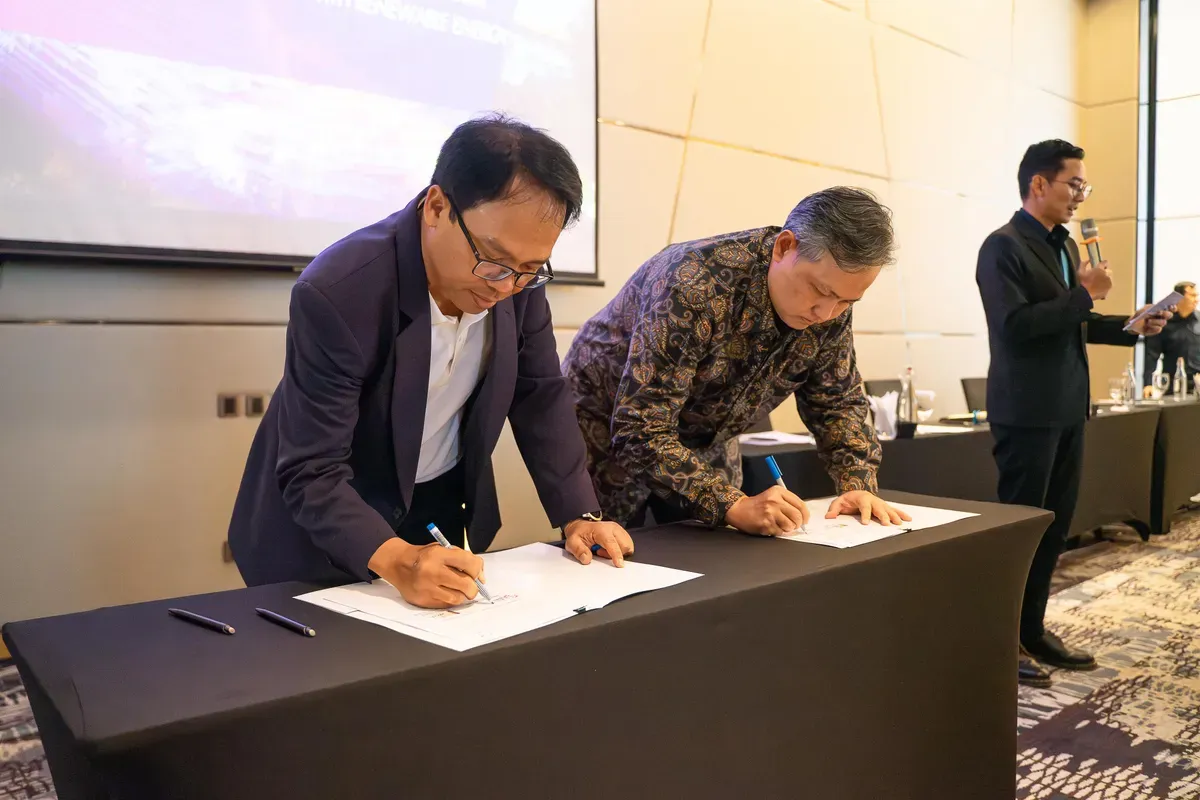 CEO NeutraDC Nxera Batam Indrama YM Purba (kiri), dengan Director, Chief Commercial and Business Development Officer PT Medco Power Femi Firsadi Sastrena (kanan), melakukan penandatanganan MoU, di Batam, kemarin. (Sumber: Dok. Telkom)