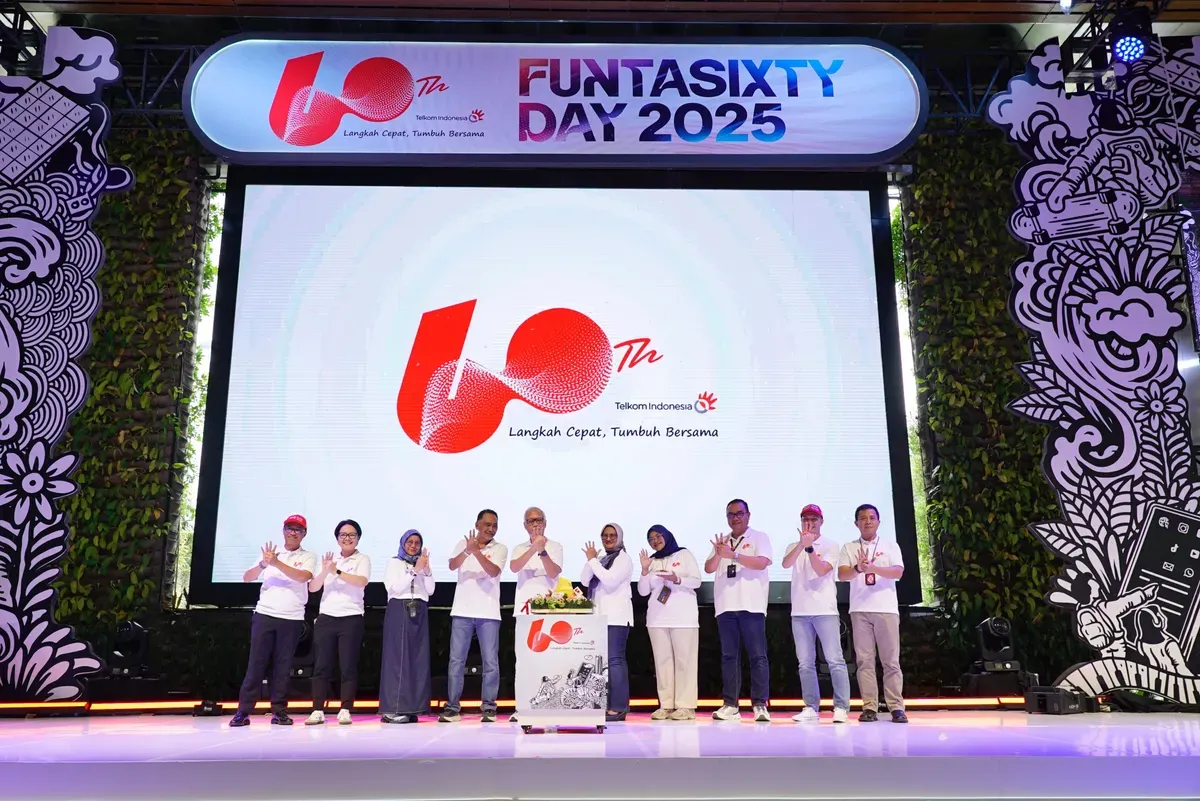 Dewan Komisaris Telkom, Jajaran Direksi Telkom, dan perwakilan karyawan Telkom saat acara syukuran Hari Ulang Tahun (HUT) ke-60 Telkom, Senin, 7 Juli 2025. (Sumber: Corporate Communication PT Telkom Indonesia (Persero) Tbk)